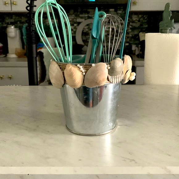 Shell decorative Ice Bin, Utensil Holder, Bathroom Hairbrush Holder and more - Picture 3 of 10